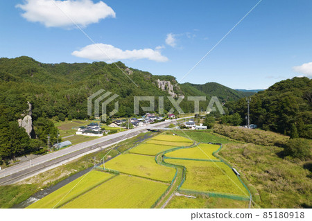 秋天從空中拍攝長野縣佐久市內山峽谷。 85180918