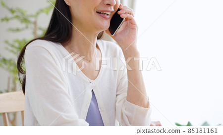 高級女人打電話與智能手機 高級女人打電話與智能手機 85181161