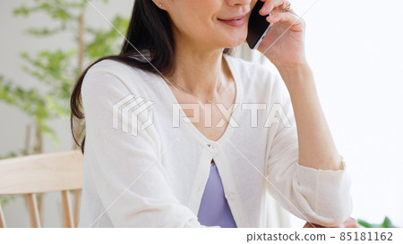 高級女人打電話與智能手機 85181162