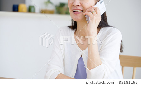 高級女人打電話與智能手機 高級女人打電話與智能手機 85181163