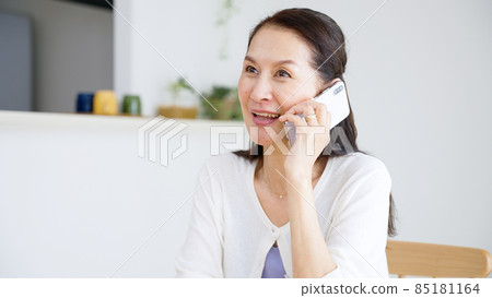 高級女人打電話與智能手機 高級女人打電話與智能手機 85181164