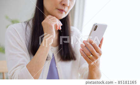 使用智能手機的高級女性 85181165