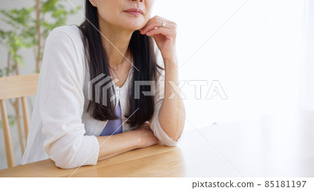 思考高級女性 思考高級女性 85181197