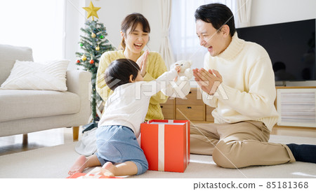 Children receiving Christmas gifts (family, family, childcare, parenting) Children receiving Christmas gifts (family, family, childcare, parenting) 85181368