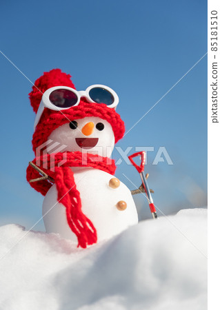 一頂紅色帽子的雪人 85181510