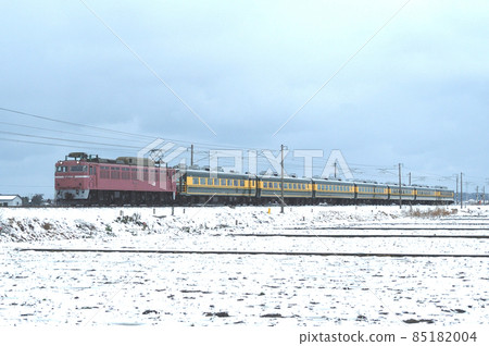 北陸本線蘆原溫泉丸岡JR西日本EF81-106（敦賀）+14系（宮原）沙龍車浪速 85182004
