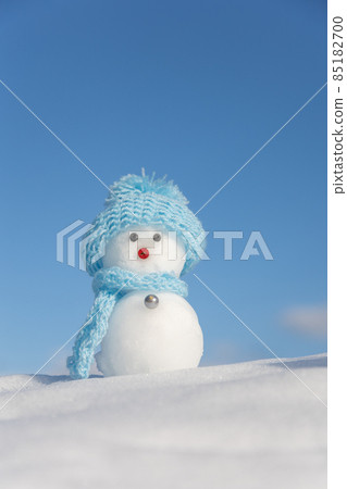 戴著淺藍色帽子的雪人 85182700