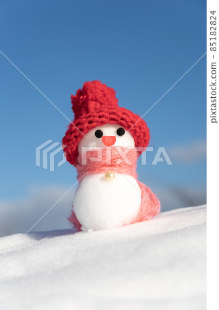 一頂紅色帽子的雪人 一頂紅色帽子的雪人 85182824