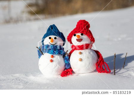 A pair of snowmen 85183219