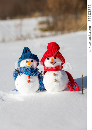 A pair of snowmen 85183221