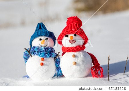 A pair of snowmen 85183228