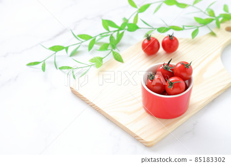 令人耳目一新的早晨形象 | 迷你西紅柿和砧板 令人耳目一新的早晨形象 | 迷你西紅柿和砧板 85183302