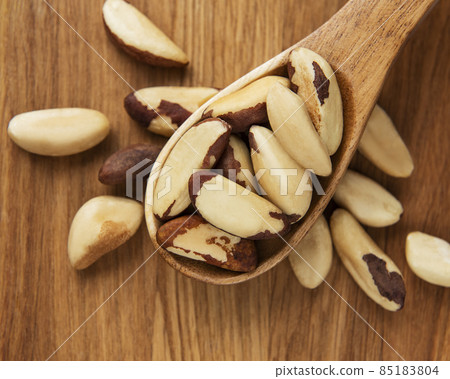 Spoon with Brazil nuts Spoon with Brazil nuts 85183804