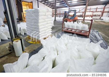 Packing cargo in warehouse Packing cargo in warehouse 85184696