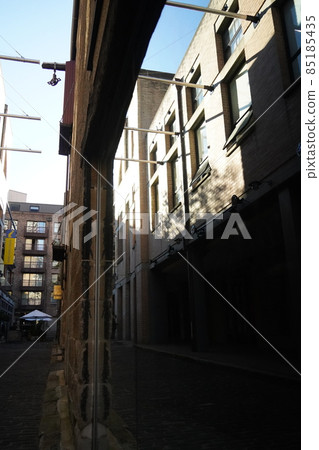 Inside the mirror 85185435