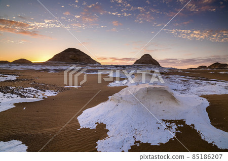 Chalk rocks in the White Desert at sunset. Egypt, Baharia 85186207