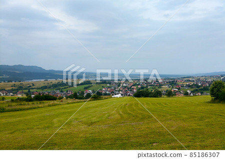 A picturesque view of the mountains on a tkmanny autumn morning in the countryside. 85186307
