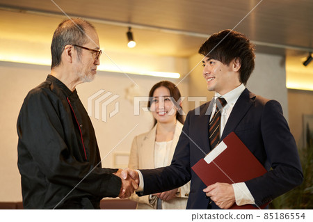 Restaurant owner and sales man shaking hands 85186554