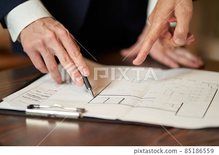 A sales man proposing a restaurant refurbishment plan A sales man proposing a restaurant refurbishment plan 85186559