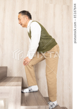 senior man with knee pain 85187644