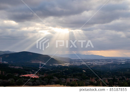 陽光透過雲層照耀 陽光透過雲層照耀 85187855