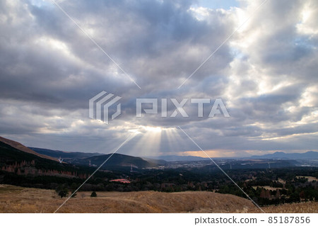 陽光透過雲層照耀 陽光透過雲層照耀 85187856