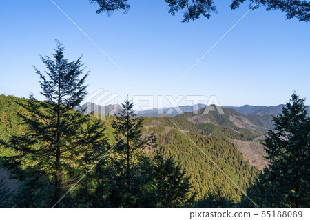 Oku Musashi mountains seen from the mountain trail of Izugatake 85188089