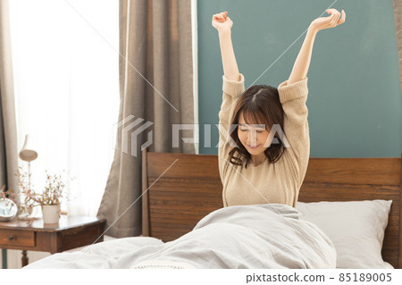 從床上起來的年輕女人 85189005