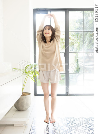 A woman welcoming a refreshing morning A woman welcoming a refreshing morning 85189117
