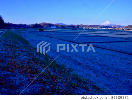 Frozen earth severe winter 85189581