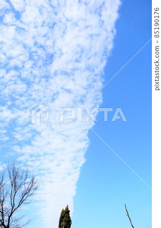 Clouds that divide the sky into two and a blue sky landscape Autumn / winter sky Clouds that divide the sky into two and a blue sky landscape Autumn / winter sky 85190176