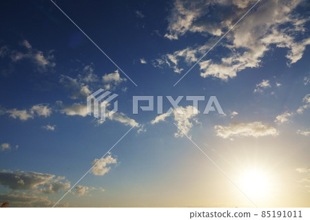 陽光和雲彩在冬天的早晨天空中閃耀 陽光和雲彩在冬天的早晨天空中閃耀 85191011
