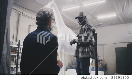 Diverse men discussing giraffe sculpture Diverse men discussing giraffe sculpture 85191500