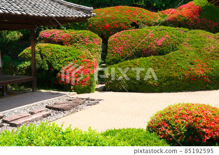 [Setouchi 33 Kannon Sacred Ground] No. 13 Kobori Enshu Garden where Satsuki of Yorikuji blooms 2 Takahashi City, Okayama Prefecture 85192595