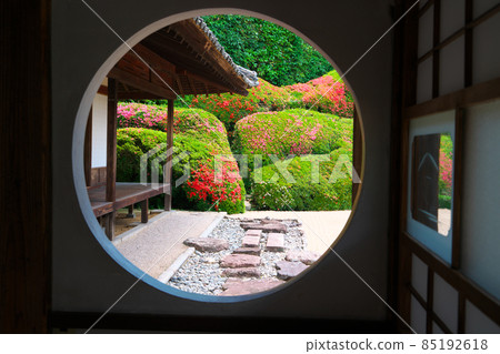 [Setouchi 33 Kannon Sacred Ground] No. 13 Yorikuji Garden where azalea flowers bloom through a circular window 3 Takahashi City, Okayama Prefecture 85192618