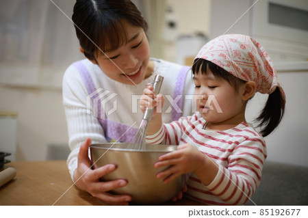 Parents and children making sweets Parents and children making sweets 85192677
