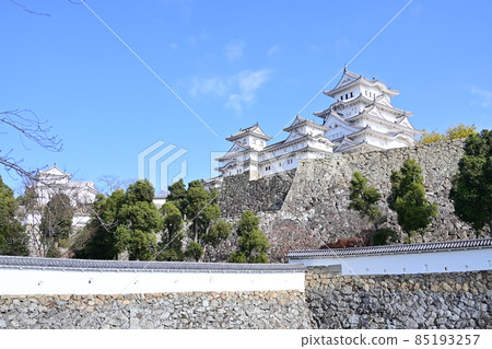 The castle tower seen from the Mikuni moat of Himeji Castle (a world heritage site) 85193257