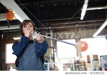 女人做一個玻璃容器吹製的玻璃 85194323