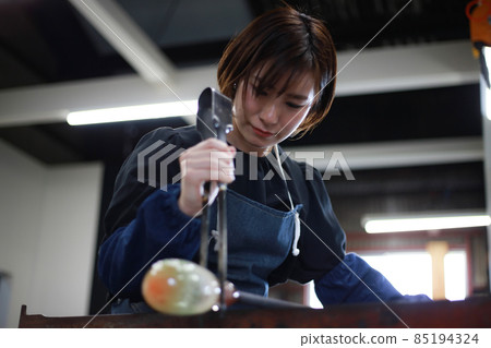 Woman making a glass container Blown glass Woman making a glass container Blown glass 85194324