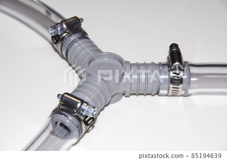 將三個透明軟管連接到三管繼電器部件並用金屬配件固定的狀態。 85194639