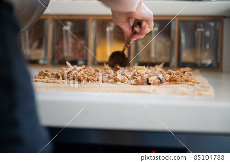 Making an apple strudel 85194788