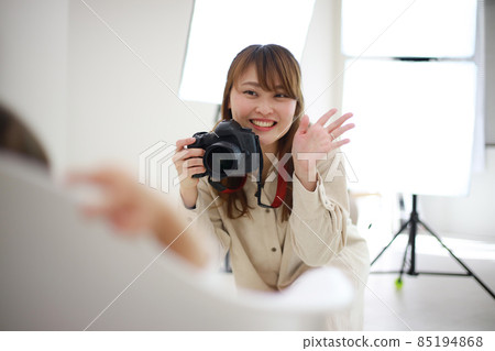 微笑的女攝影師 微笑的女攝影師 85194868