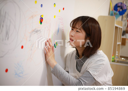 Depressed mother scribbled on the wall 85194869