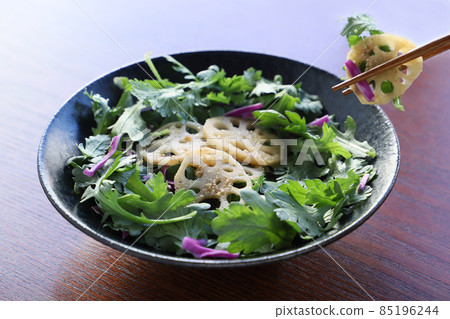 Sesame sauce salad with garland chrysanthemum and lotus root 85196244