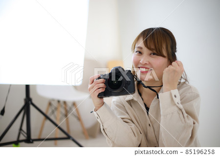 微笑的女攝影師 85196258