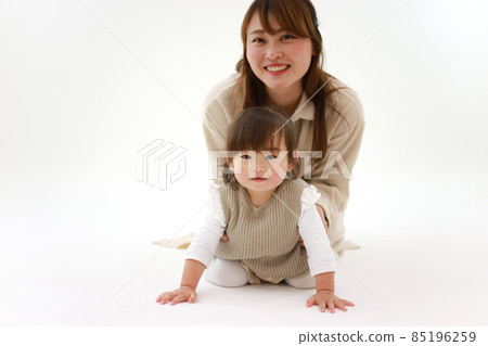 Smile parent and child 85196259