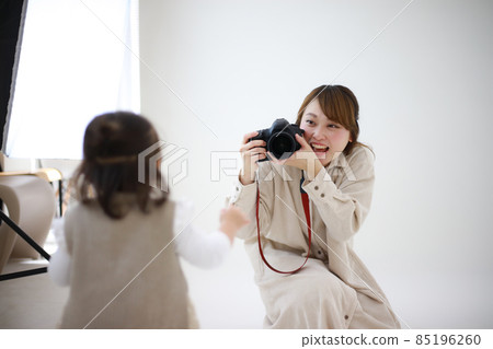 Smile female cameraman Smile female cameraman 85196260