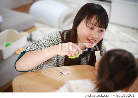 媽媽給孩子剪頭髮 媽媽給孩子剪頭髮 85196261