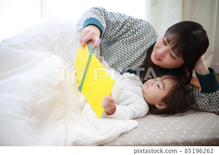 家長和孩子閱讀繪本 家長和孩子閱讀繪本 85196262