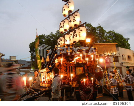 Autumn leaves reflected in a pond 85196304